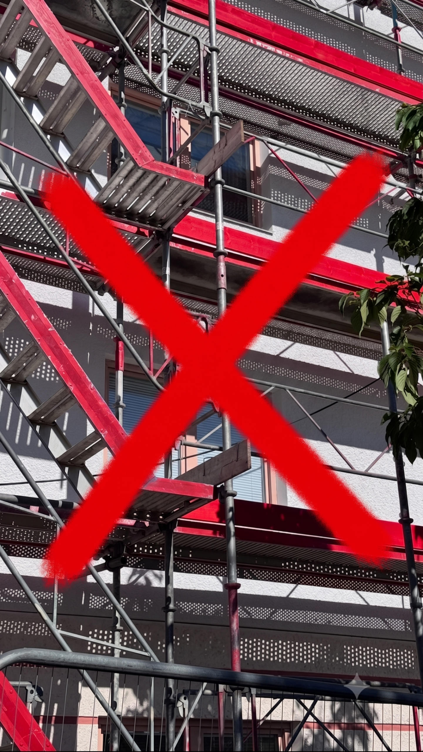 Strikt förbud mot att klättra på byggställningarna
